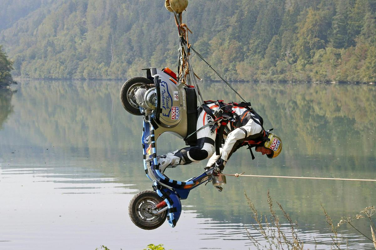 "Ich habe es geschafft - und das mit meiner Höhenangst! Früher hab ich mich ja nicht einmal getraut, eine Glühbirne auszuwechseln", sagte der Extremsportler. In diesem Fall dürfte ihn sein nächster Stunt vor eine noch größere Herausforderung stellen: Schachermayer plant nämlich einen Fallschirmsprung aus 4.150 Metern Höhe - natürlich inklusive Motorroller.