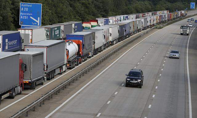 Stau auf der Autobahn M20, die von London aus zum Londoner Terminaltunnel in Ashford und zum Fährterminal in Dover führt.