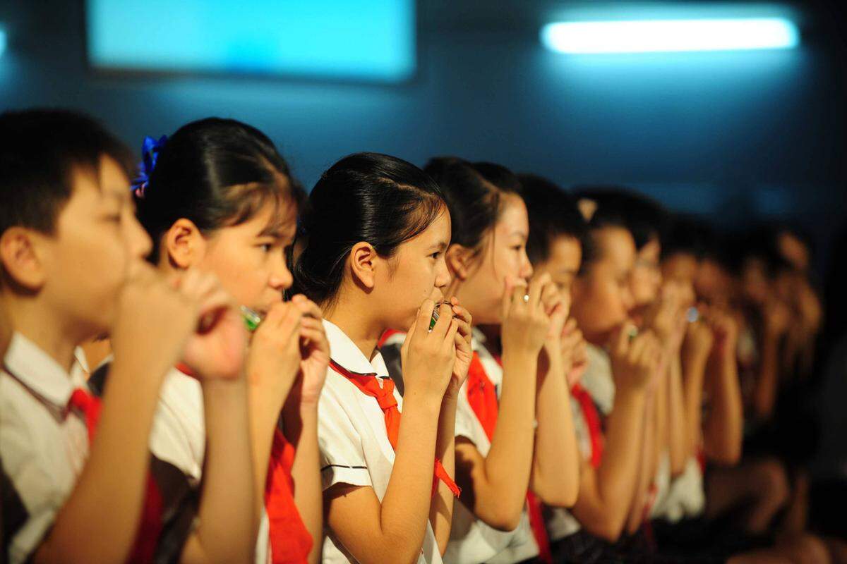 In China dagegen gibt es für die Kinder häufig zu viel Schule: Ein durchschnittlicher Schultag in China ist mehr als acht Stunden lang.