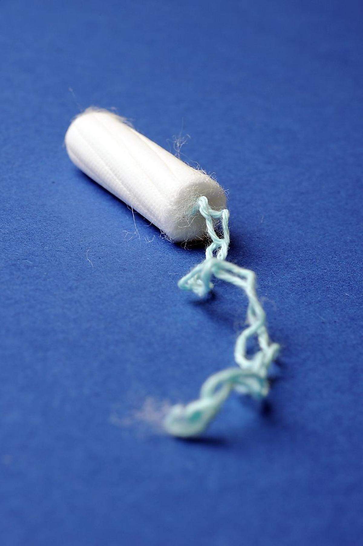 90.000 Unterschriften hat eine australische Studentin gesammelt, um die Besteuerung einer "körperlichen Funktion" abzuschaffen. Auf Tampons und Binden wird in Australien nämlich eine Mehrwertsteuer von zehn Prozent eingehoben, während Kondome oder Nikotinpflaster steuerfrei sind. Für Subeta Vimalarajah ist das "sexistisch". Schließlich hätten es sich Frauen nicht selbst ausgesucht, alle paar Wochen "alle paar wochen zu bluten".Die Initiative war offenbar erfolgreich. Wie Finanzminister Joe Hockey bei einer TV-Diskussion verkündete, dürfte die Tampon-Steuer bald wegfallen.