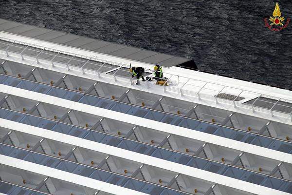 Schettino will von einem Rettungsboot aus die Hilfe koordiniert haben, es sei im Dunklen gegen Menschen gestoßen, die im Meer schwammen.