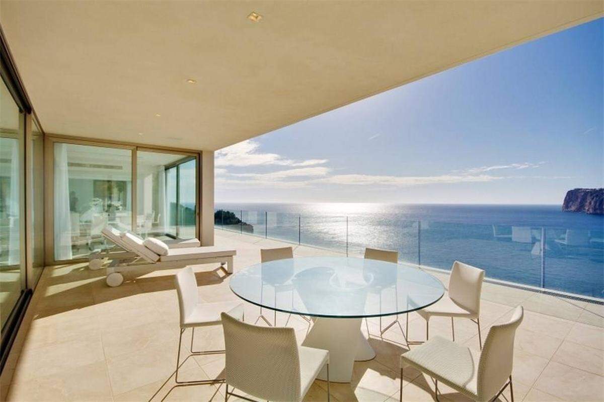Ebenfalls zum Verkauf steht diese außergewöhnliche Villa, die 2009 in auf Mallorca fertiggestellt wurde und über jede Menge Privatsphäre verfügt sowie einen direkten Strandzugang hat. Der Kaufpreis für diese 600 Quadratmeter große Luxusvilla liegt laut Sotheby's bei 10,8 Millionen Euro.