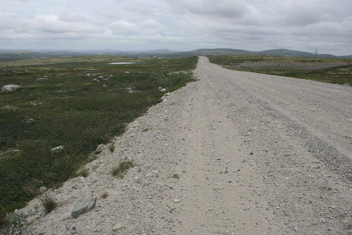 80 Kilometer fährt man über eine Asphaltstraße durch die Taiga, bevor dieSchotterpiste durch eine immer karger werdende Landschaft beginnt.