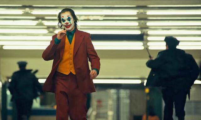 Ist er so gut wie Heath Ledger in dieser Rolle? Joaquin Phoenix legt diemal die weiße "Joker"-Schminke auf.  