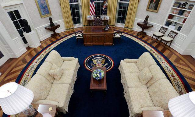 Das Oval Office, das Machtzentrum im Weißen Haus, wird am Wochenende nicht leer bleiben. Die Biden-Regierung legt im Krisenmodus ein scharfes Tempo vor. 