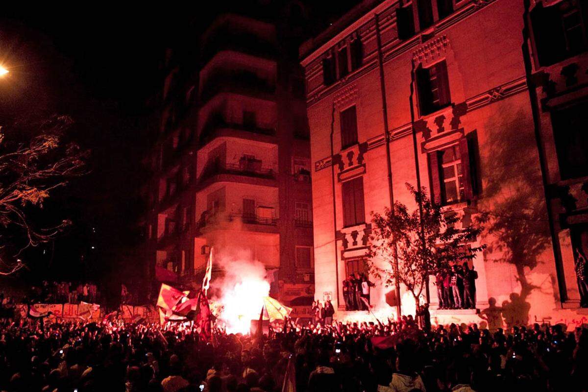 Fast 10.000 Menschen versammelten sich in der Nacht auf Freitag vor dem Innenministerium.