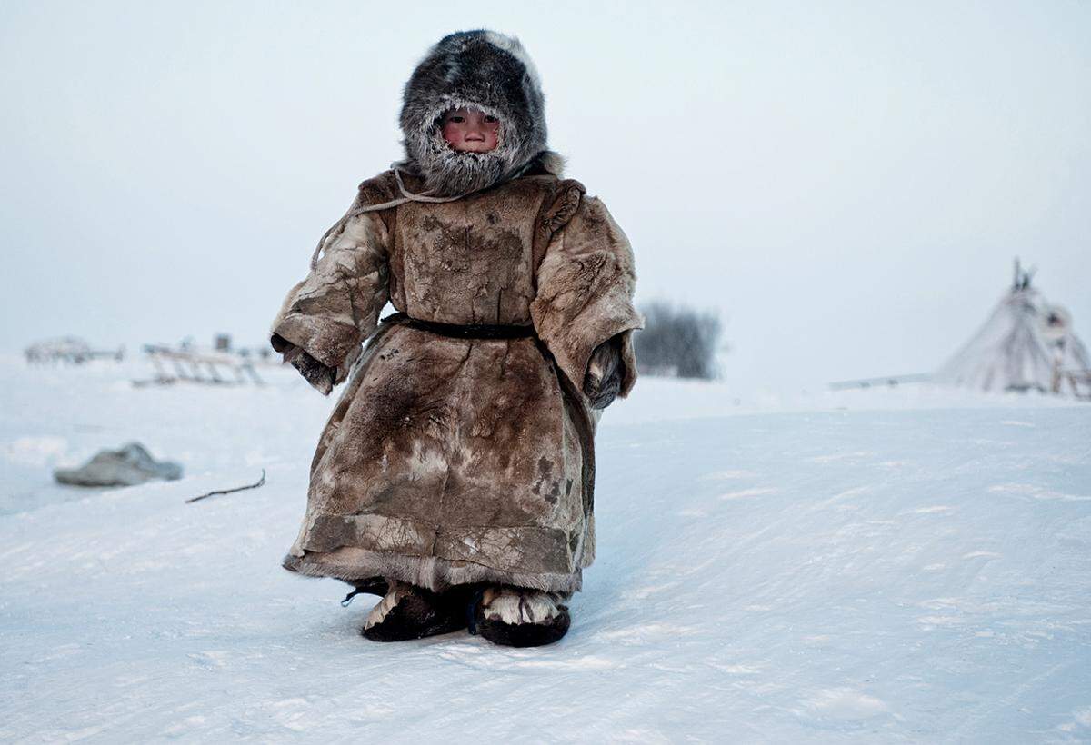 Simon Morris, Großbritannien: "In der Tundra ...".Ein Bub, der dem indigenen Volk der Nenzen angehört, spielt bei minus 40 Grad draußen. Das Bild wurde auf der Jamal-Halbinsel in Sibirien aufgenommen.