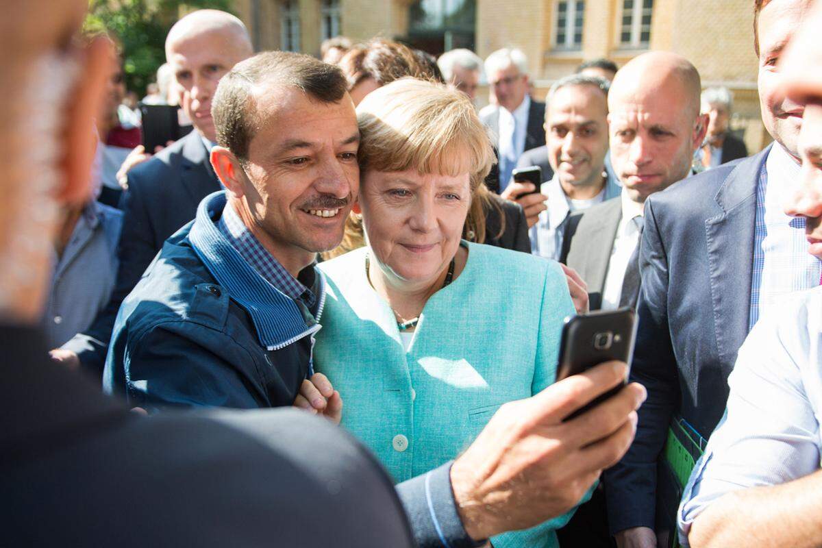 In ihrer dritten Amtszeit koalierte Angela Merkel mit der SPD. „Mutti“ Merkel wird 2015 die Protagonistin der Flüchtlingsbewegung. Ihre Worte „Wir schaffen das“ gehen in die Geschichte ein. Mit ihrer Haltung zur Migration erntet die deutsche Bundeskanzlerin aber auch viel Kritik, ihre Umfragewerte stürzen in die Tiefe. Doch schon wenig später machen Ereignisse wie der Brexit, die Wahl Trumps zum US-Präsidenten und die Auseinandersetzung mit autoritären Regierungen in Russland und der Türkei Merkel zum Symbol des freien Westens.