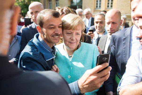 Die Politikwissenschaftlerin Sabine von Oppeln von der Freien Universität Berlin sagt, die Flüchtlingskrise werde Merkels Amtszeit prägen. In der Eurokrise habe Merkel ein gutes Krisenmanagement bewiesen, jedoch keine eigenen Akzente gesetzt. "Aber in der Flüchtlingsdebatte bezieht sie explizit und gegen Widerstand aus den eigenen Reihen Position. Das zeichnet eine Kanzlerschaft aus." An ihrer Standhaftigkeit wird Merkel einst gemessen werden.