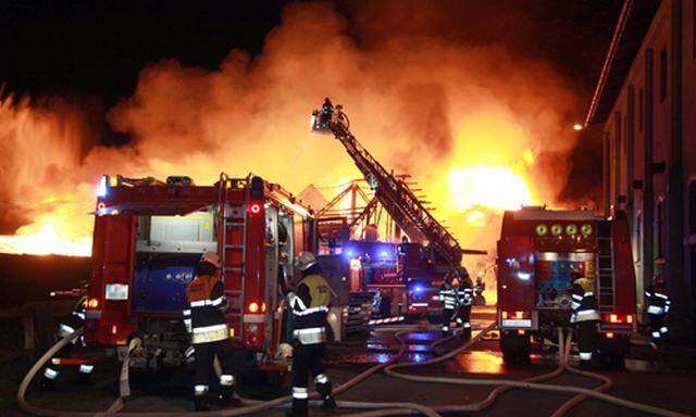 Die Feuerwehr war mit 120 Einsatzräften damit beschäftigt, den Brand in den Griff zu bekommen.