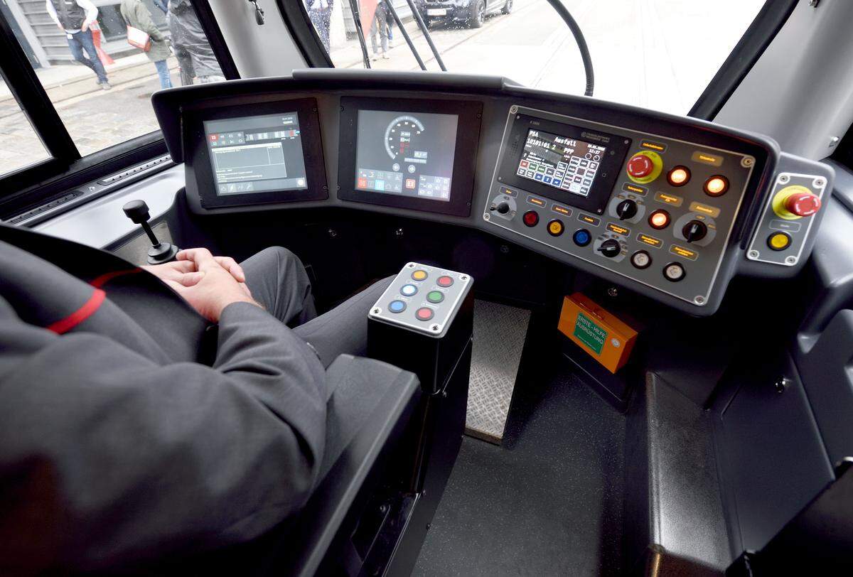Das Cockpit ist digital, also mit Tocuscreens statt analoger Bedienelemente ausgerüstet.