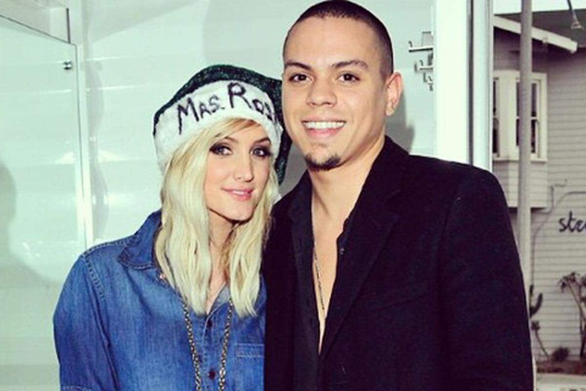 Im vorigen August gaben sich US-Sängerin Ashlee Simpson (30) und der Sohn von Soul-Diva Diana Ross, Schauspieler Evan Ross (26), das Ja-Wort, nun ist ein Baby unterwegs. "Wir erwarten ein Mädchen", teilte die Sängerin mit. Es ist das erste gemeinsame Kind des Paares. Simpson hat einen sechsjährigen Sohn aus ihrer 2011 geschiedenen Ehe mit Rocker Pete Wentz (35). Wentz war im vorigen August zum zweiten Mal Vater geworden. Seine Freundin, Model Meagan Camper, brachte einen Sohn zur Welt.