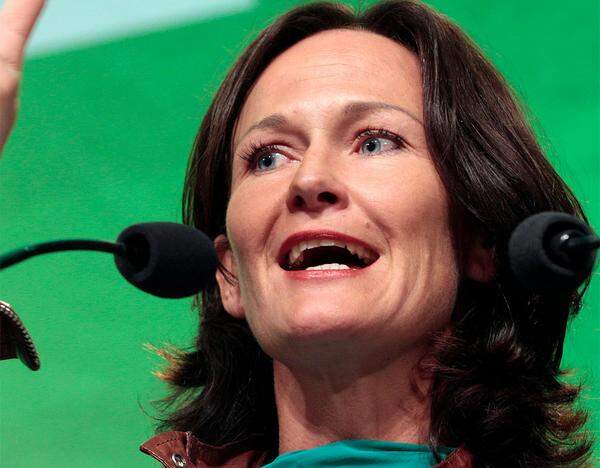 Für die Grüne Bundessprecherin Eva Glawischnig ist das Minus ihrer Partei bei der Wien-Wahl "unerfreulich", das Ergebnis "enttäuschend". Glawischnig räumte auch ein, dass "hausgemachte Fehler", also die Konflikte um die Listenerstellung auf Bezirksebene, zu dem Ergebnis beigetragen hätten. Die Grünen-Chefin meinte, nachdem die SPÖ die absolute Mandatsmehrheit verloren habe, sei sie nun "gut beraten" ernsthaft Rot-Grün anzudenken.