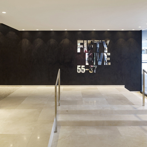 Betonskelettbau von 1978, frisch generalsaniert und umgebaut: Das Fifty Five nimmt formale Anleihen an der früheren Fassade und zeigt sich drinnen großzügig.