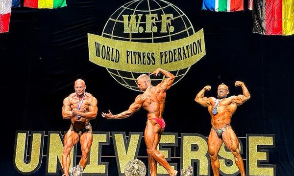 Klaus Drescher zeigt es vor: Schwarzeneggers Pose führte zum Triumph bei der Wahl zum Mr. Universe.