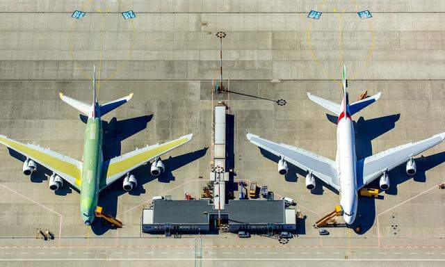 Zwei Airbus-A380-Flugzeuge auf dem Werksflughafen Finkenwerder in Hamburg. [ Hans Blossey/picturedesk.com]