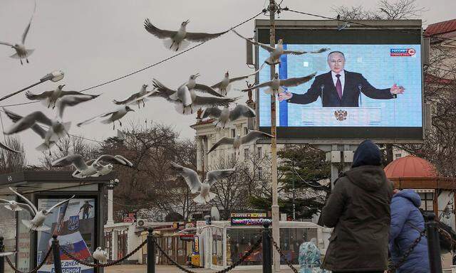 Die Botschaft des Kremlchefs an die Welt. In Sewastopol wird die Rede Putins auf einem Großbildschirm verfolgt.