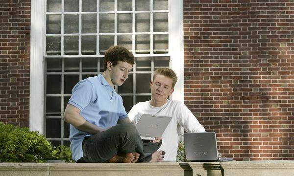 Mark Zuckerberg (l.) gemeinsam mit Chris Hughes, drei Monate nachdem Facebook in Harvard am 4. Februar 2004 live ging. Nur knapp eine Woche haben die Teenager damals gebraucht, um das Grundgerüst für Facebook zu entwickeln. 