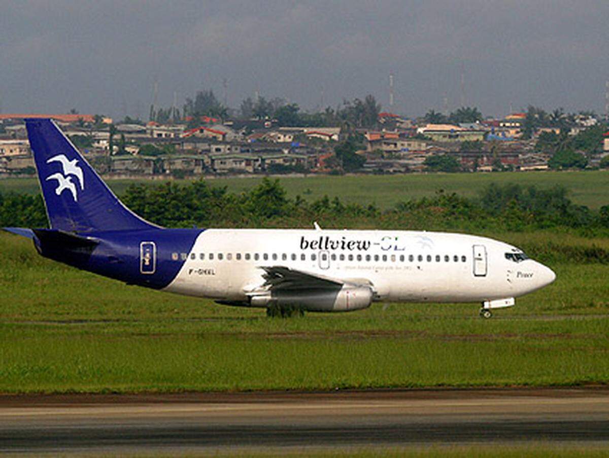Eine Boeing 737-200 der Bellview Airlines aus Nigeria mit 117 Menschen an Bord stürzt kurz nach dem Start bei Lagos ab. Es gibt keine Überlebenden.