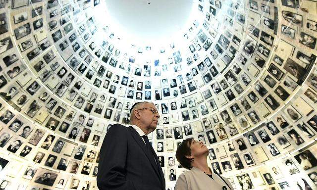Bundespräsident Alexander Van der Bellen mit seiner Frau Doris Schmidauer in der Holocaust-Gedenkstätte Yad Vashem.