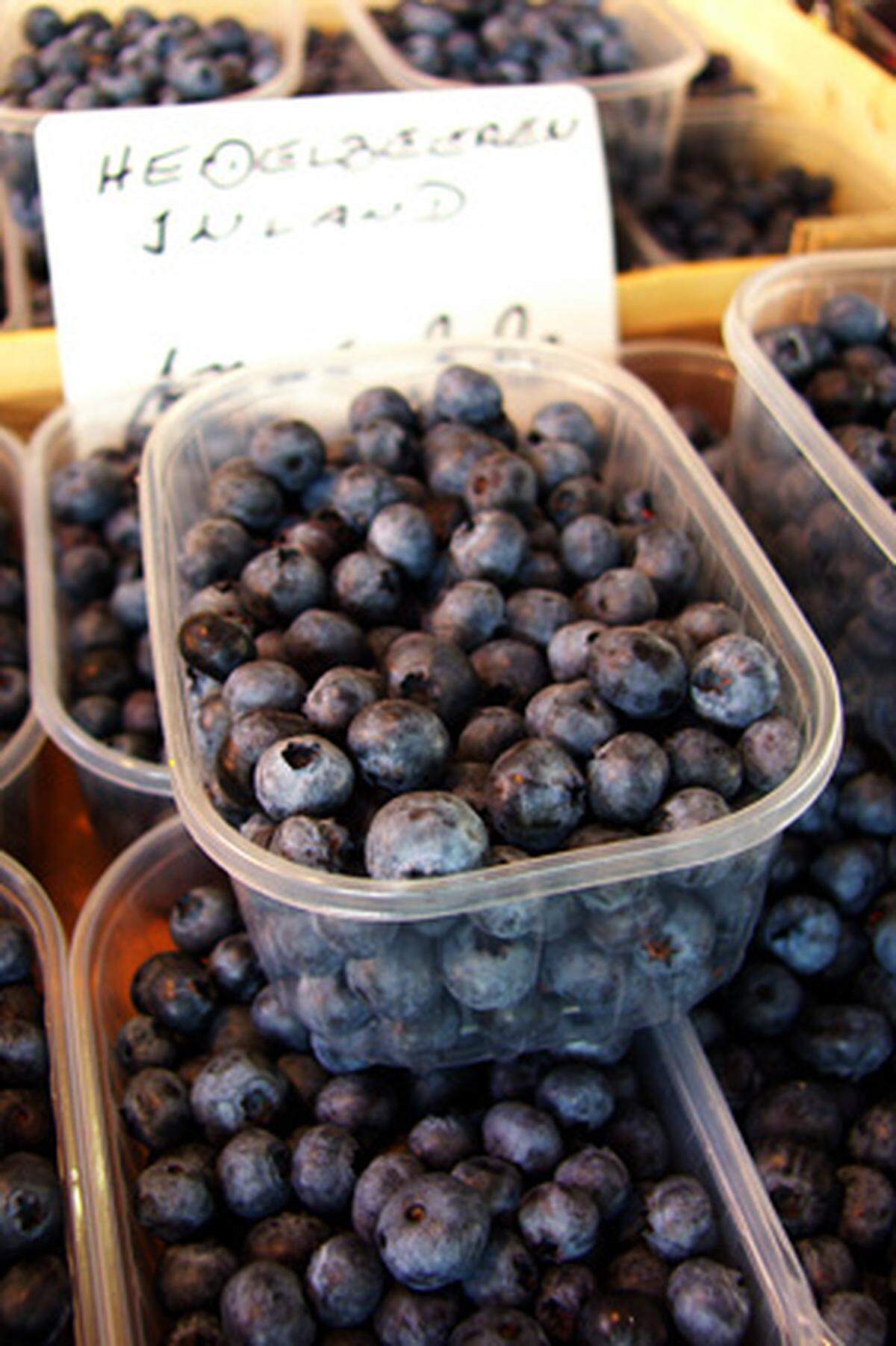 Heidelbeeren, Weintrauben, ein Glas Wein - sie alle enthalten Antioxidantien. Diese Substanzen mindern schädliche Prozesse in den Zellen und scheinen die Synapsen - die Umschaltstellen zwischen den Nervenzellen - zu schützen.Diese Prozesse sind für das Abspeichern von Erinnerungen unersetzlich. Wer fleißig Beeren isst, könnte daher auch auf einer Verbesserung der Gehirnfunktion hoffen.