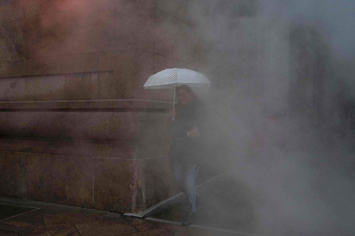 Selbst Schirme scheinen in New York nicht vor dem Nass zu schützen.