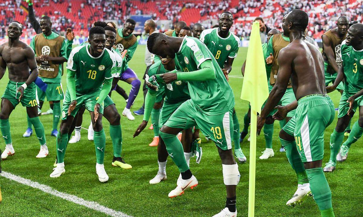 Die Senegalesen zeigten bei ihrem 2:1 Sieg gegen Polen ihre Tanzkünste. Nachdem der Schlusspfiff ertönt war, ging die Mannschaft zu ihren Fans hinüber und begann zu tanzen. Mitten drin Stürmerstar Sadio Mane, der von 2012 bis 2014 bei Meister Red Bull Salzburg spielte. Dass afrikanische Mannschaften tanzen, ist nichts Neues. Da aber Senegal bis jetzt das einzige Team des Kontinents ist, das ein Spiel für sich entscheiden konnte, schwang erst eine Mannschaft das Tanzbein.