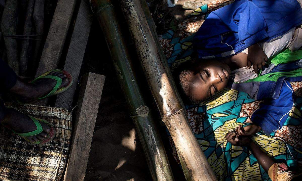 In der Demokratischen Republik Kongo herrscht seit 20 Jahren Krieg und praktisch ebenso lang eine humanitäre Krise. Viele junge Menschen kennen nichts anderes als ein Leben in Aufruhr. Ein Aufflammen der Gewalt zwang in dem zentralafrikanischen Riesenstaat im Jahr 2017 mehr als 1,7 Millionen Menschen zur Flucht. Statistisch gesehen waren das über 5500 Menschen pro Tag. An die zwei Millionen Kinder sind akut unterernährt. Die Zahl der Menschen, die auf Hilfe angewiesen sind, hat sich im vergangenen Jahr auf acht Millionen verdoppelt und wird vermutlich weiter steigen. Care spricht von einem "stillen humanitären Tsunami". Besonders von der Gewalt betroffen sind Frauen und Mädchen.