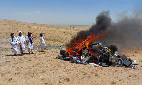 Taliban verbrennen außerhalb von Herat Musikinstrumente und andere von ihnen verbotene Gegenstände.
