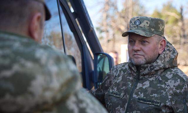 Dieses vom ukrainischen Präsidialamt veröffentlichte Bild vom 3. November 2023 zeigt den Oberbefehlshaber der ukrainischen Streitkräfte Walerij Saluschnyj (r.), wie er mit einem ukrainischen Soldaten in einem Ausbildungszentrum spricht.