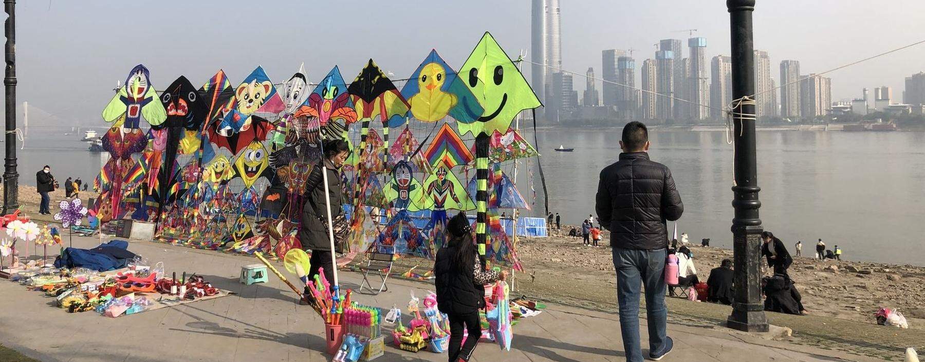 Dezember in Wuhan: Am Flussufer des Jangtse werden bunte Drachen verkauft.