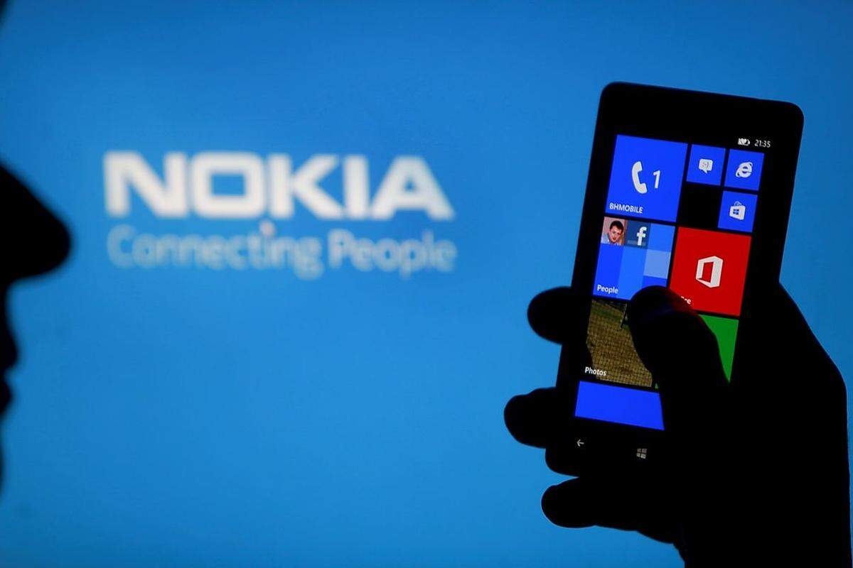 Im September 2013 kaufte Microsoft dann die "Service and Devices"-Sparte von Nokia. Den Amerikanern war der einstige Handy-Pionier 7,2 Milliarden Dollar (umgerechnet 5,44 Milliarden Euro) wert. Das ist weniger als Microsoft noch für Skype bezahlt hat.  