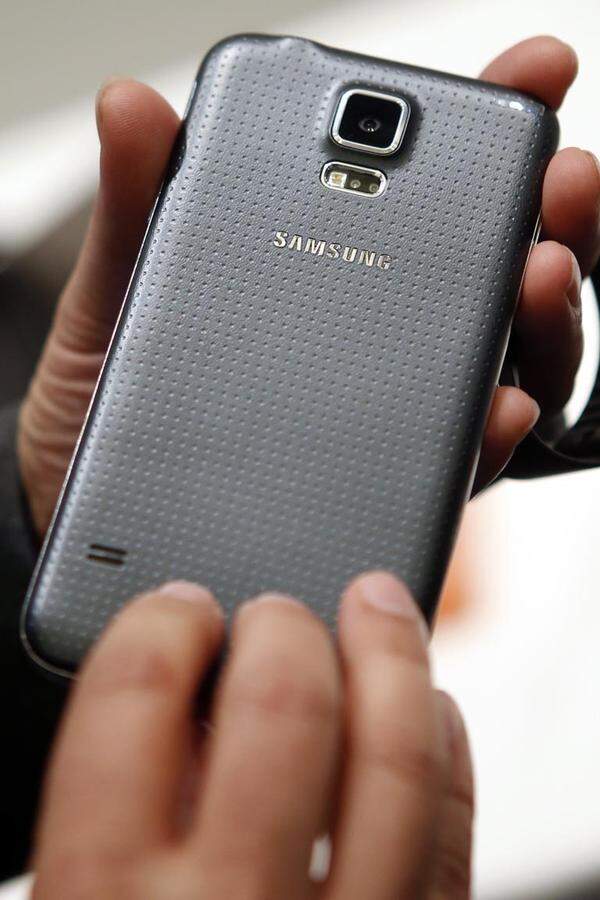 Das werden zwar nur wenige Nutzer brauchen können, aber Samsungs Galaxy S5 hat einen Pulsmesser unter der Kamera.