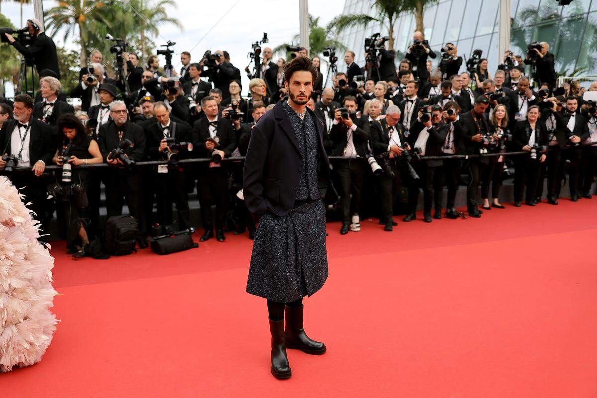 Der französische Schauspieler Baptiste Giabiconi imitierte hier wohl einen Modemoment von Brad Pitt letzten Juli. Allerdings in glitzernder Variante von Dior.