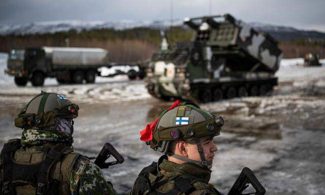 Die Finnen trainierten auch heuer bei der Nato-Übung „Cold Response“ im benachbarten Norwegen mit. Ex-Premier Stubb prognostiziert, dass seine Heimat schon in den nächsten Wochen einen Antrag auf Nato-Mitgliedschaft stellen wird.