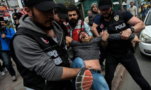 Polizei stoppt Demonstranten in Istanbul.