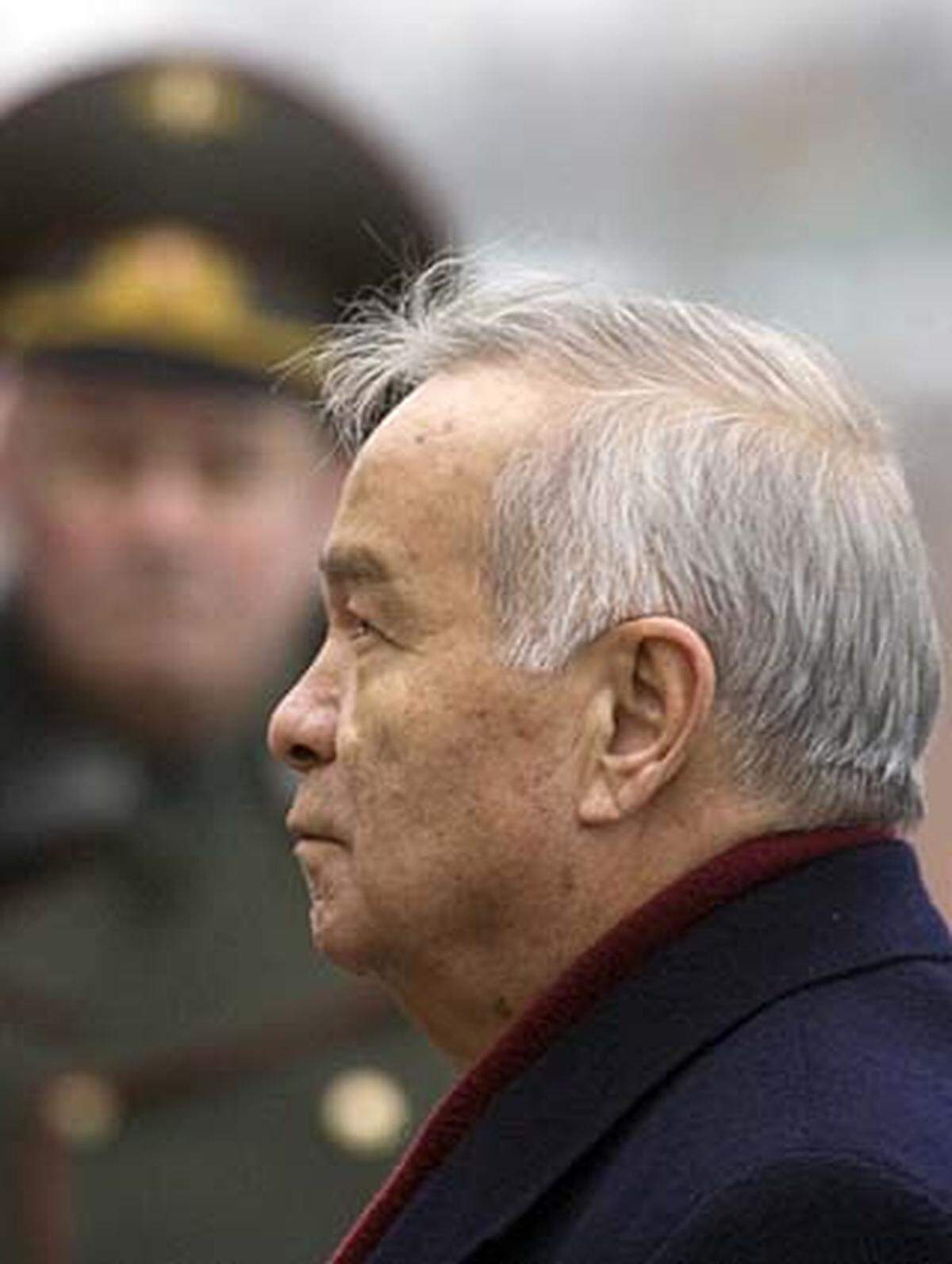 Seine Titel als "Held Usbekistans" und "Mann des Jahrtausends" lassen schon auf den Führerkult schließen, der mittlerweile groteske Züge angenommen hat. Ein Gesetz aus dem Jahr 2003 macht Karimov und seine gesamte Familie immun für jegliche strafrechtliche Verfolgung. Anscheinend soll Karimovs älteste Tochter auf eine spätere Machtübernahme vorbereitet werden.  Menschenrechtsverletzungen fanden bis zum Jahr 2005 eher im Geheimen statt - bis es am 13. Mai des Jahres zu einem Massaker kam, das internationale Empörung auf sich zog: 500 Menschen wurden bei einer Demonstration von der Armee erschossen.