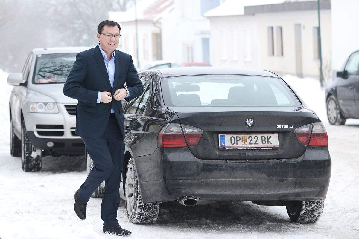 Im burgenländischen Kroatisch Minihof marschierte Verteidigungsminister Norbert Darabos (SPÖ) am Sonntagvormittag zum Wahllokal.