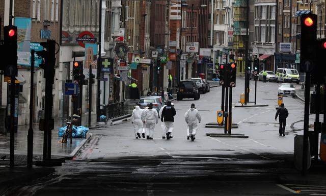 Abgeriegelt: Polizeiforensiker bei ihrer Arbeit entlang der Straße von der London Bridge zum Borough Market, wo am Samstagabend sieben Menschen bei einem Anschlag getötet wurden.
