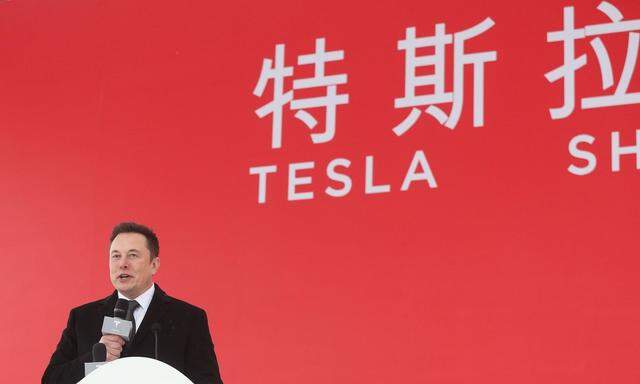 Elon Musk hält eine Rede bei der Tesla-Gigafabrik in Shanghai