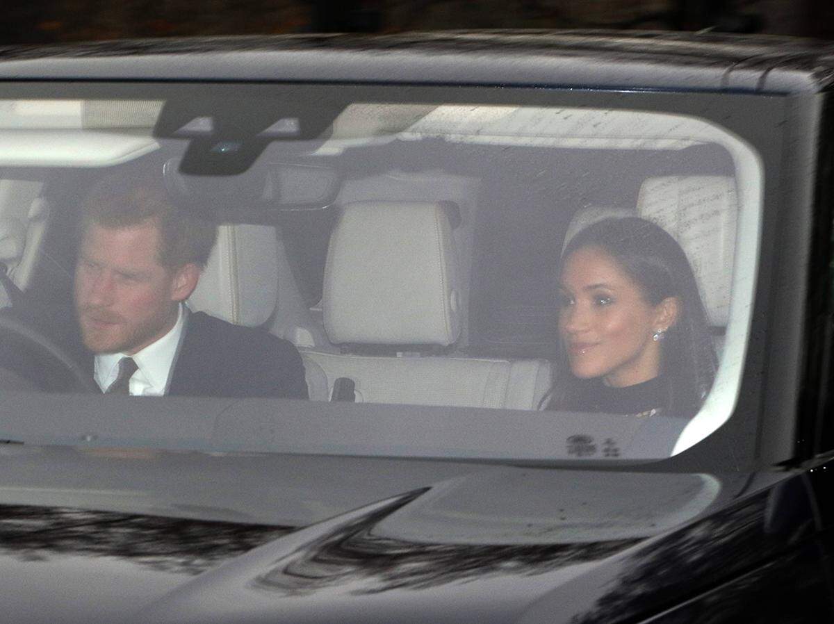 Dieses Mal werden sich in Sandringham wohl alle Augen auf US-Schauspielerin Meghan Markle (36) richten. Sie darf das erste Mal dabei sein - und das kaum vier Wochen nach ihrer Verlobung mit Prinz Harry (33). Schon kurz vor Weihnachten konnte Markle beim traditionellen Weihnachtsmittagessen der Queen in London die erweiterte Windsor-Verwandtschaft kennenlernen.