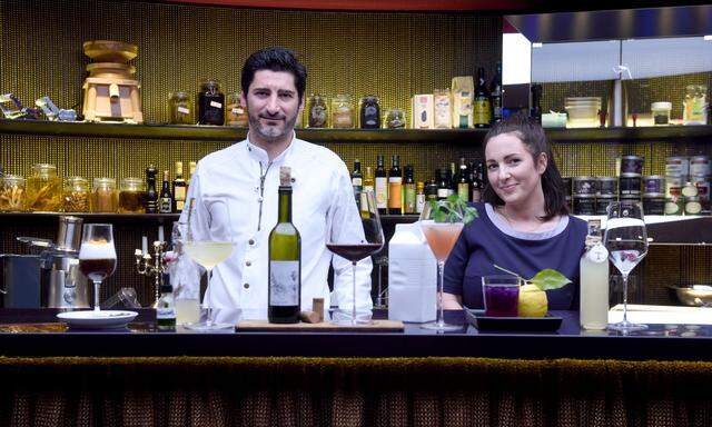 Paul Ivic und Claudia Hofer kreieren im Haubenrestaurant Tian alkoholfreie Speisenbegleiter – etwa blauen Eistee, Granatapfel-Petersilien- Molke oder Apfel-Koriander- Rose-„Traminer“.