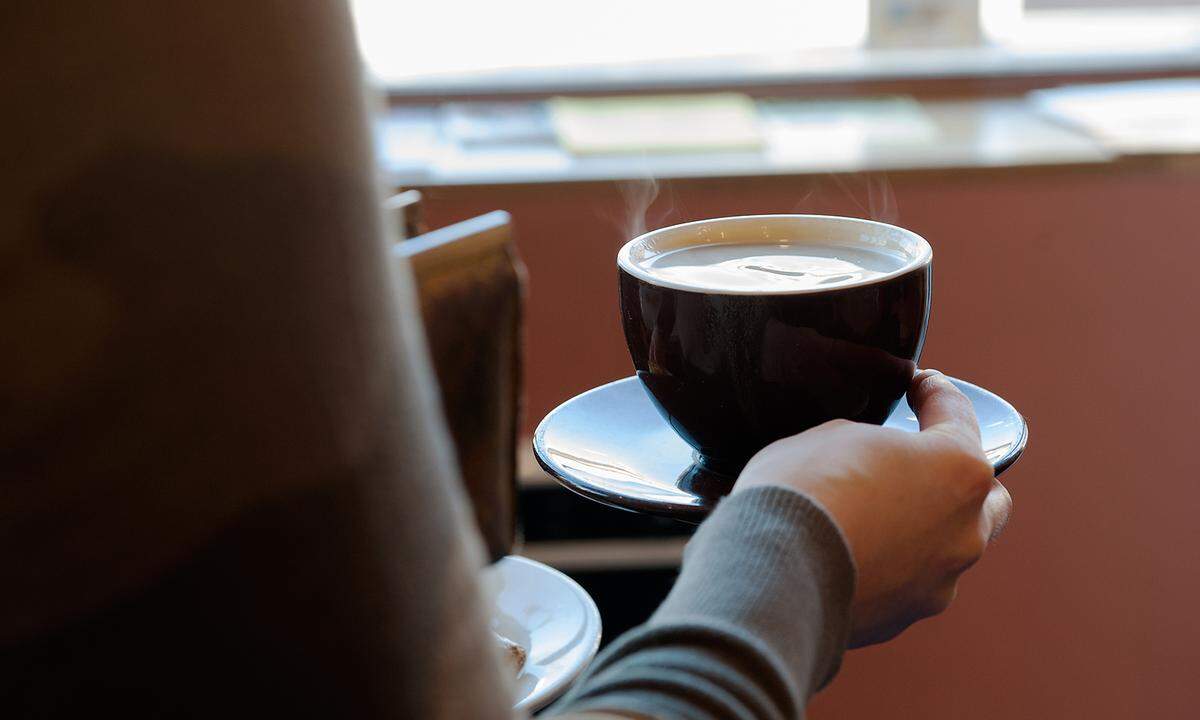 Endlich Zeit für eine ausgedehnte Kaffeepause: Einfach im Lieblingscafé um die Ecke stundenlang sitzen, Zeitung lesen und die Menschen um einen herum beobachten. Das Smartphone bleibt bitte zu Hause.