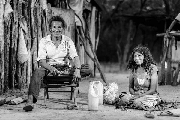 Gabide und seine Frau Gabidate haben in den Wäldern des Gran Chaco in Paraguay gelebt - bis sie von Missionaren kontaktiert wurden, die sie zu einem westlichen Leben überredeten. Das Paar gehört den Ayoreos an. Noch immer leben einzelne Gruppen in den Wäldern nach ihren eigenen Regeln und meiden den Kontakt mit Weißen. Gabide und Gabidate erlebten im Jahr 1979 den "Erstkontakt" mit Weißen und sind heute im Dorf Arocojnadi zu Hause.