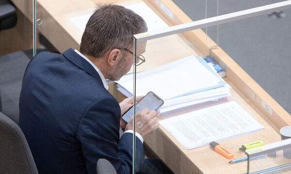 Noch immer nichts Neues auf FPÖ-TV? Auch Herbert Kickl muss warten, bis er  auf dem YouTube-Kanal wieder Aktuelles sieht.