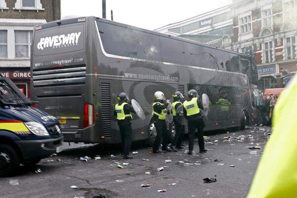 Sie bewarfen den Teambus von Manchester United mit Flaschen...