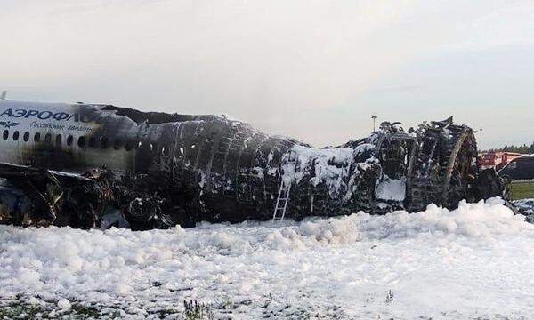 Als die Maschine mehrmals auf dem Rollfeld aufprallte, platzte nach ersten Ermittlungen auch der voll befüllte Tank, der nicht, wie vor Notlandung eigentlich üblich, abgelassen wurde. 