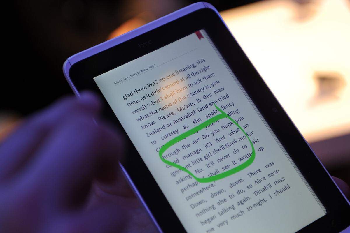 Markieren von Text in eBooks klappt auch. Sobald man eine Notiz macht oder eine Markierung einfügt, erscheint ein Eselsohr in der rechten oberen Ecke.