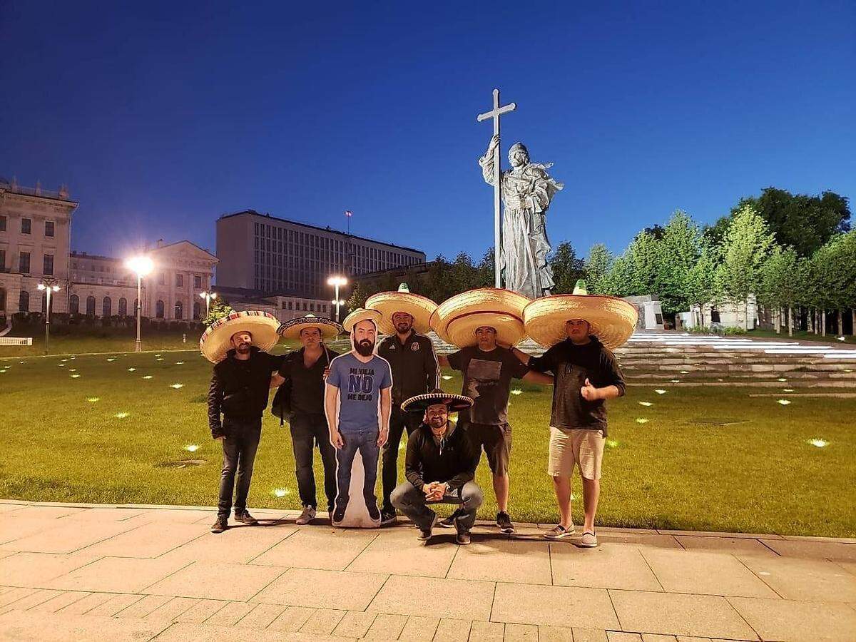 Sieben Freunde aus Mexiko sind absolute Fußballfans. Deshalb haben sie beschlossen das Abenteuer ihres Lebens zu starten und nach Russland zur WM zu reisen, um ihre Mannschaft anzufeuern. Doch die Frau von Javier (einem der Männer) machte ihnen einen Strich durch die Rechnung. Sie hat ihrem Mann verboten mitzufahren. Wohl oder übel musste er absagen. Daraufhin bastelten seine Freunde eine lebensgroße Papp-Figur von Javier. Dieser ist nun trotzdem immer und überall bei der Reise dabei.