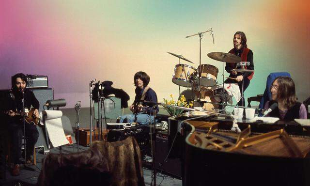 Bei der Arbeit: Paul McCartney am Bass, George Harrison an der Gitarre, Ringo Starr am Schlagzeug, John Lennon am Klavier. 